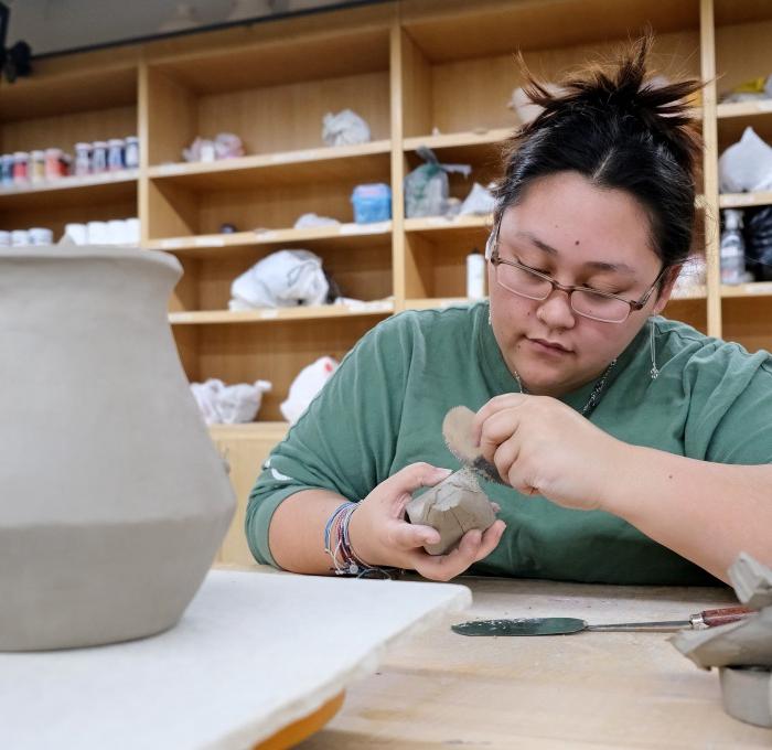 陶艺课的女学生在做陶器